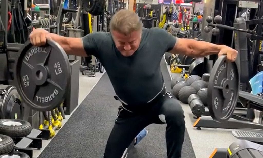 Sylvester Stallone deja a sus fans impresionados con su fuerza ¡a los 74 años!