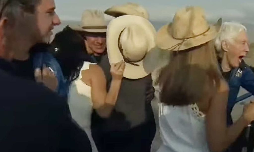 ¡Hazaña histórica! Jeff Bezos se funde en besos y abrazos con su novia al volver del viaje espacial