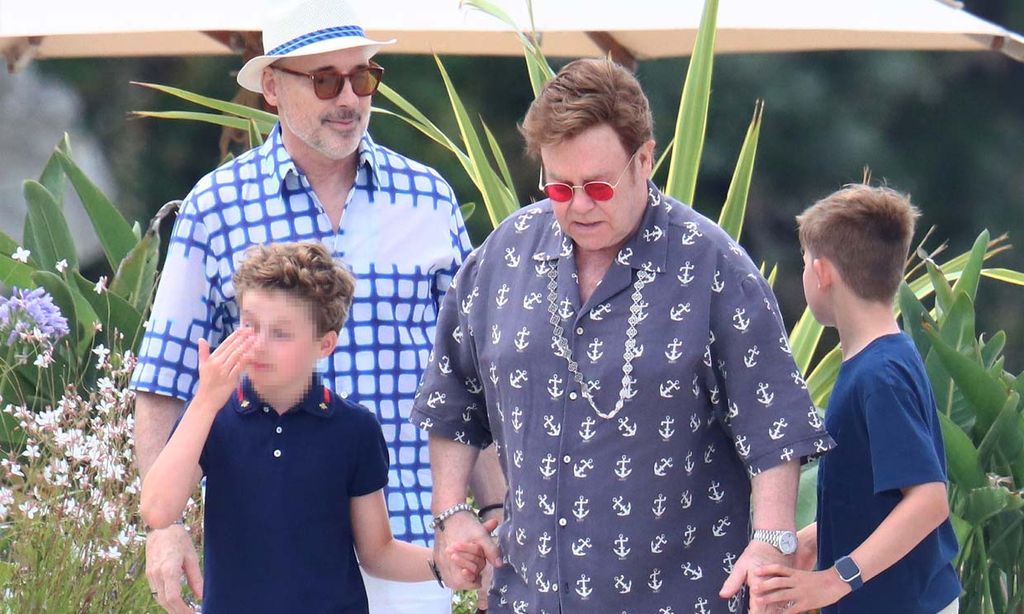 Elton John, fiel a su estilo 'Rocket Man', de vacaciones en Cannes con su marido y sus hijos