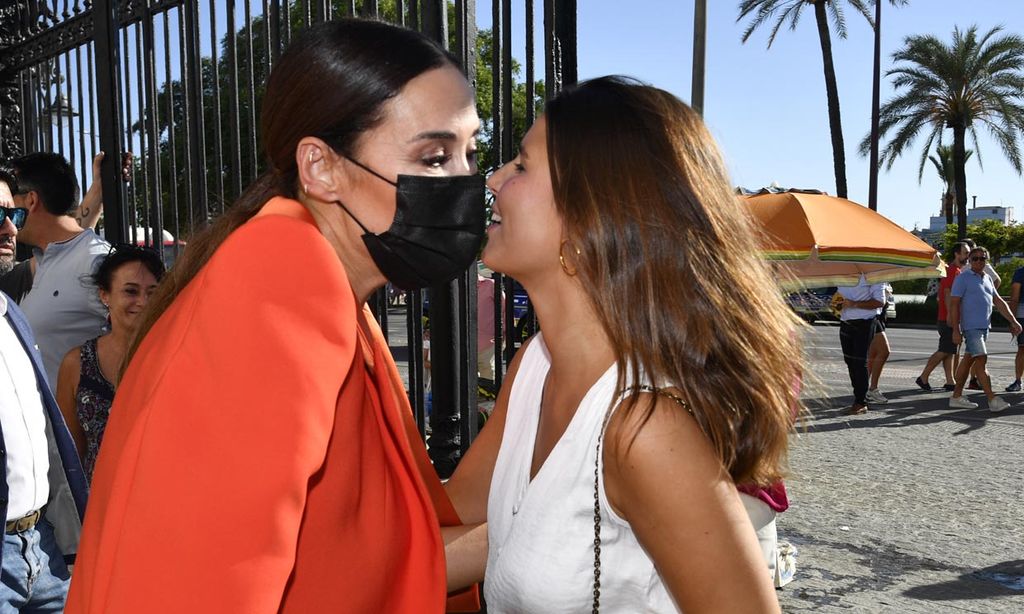 Cayetana Rivera y Vicky Martín Berrocal: el cariñoso reencuentro de dos amigas en la Maestranza