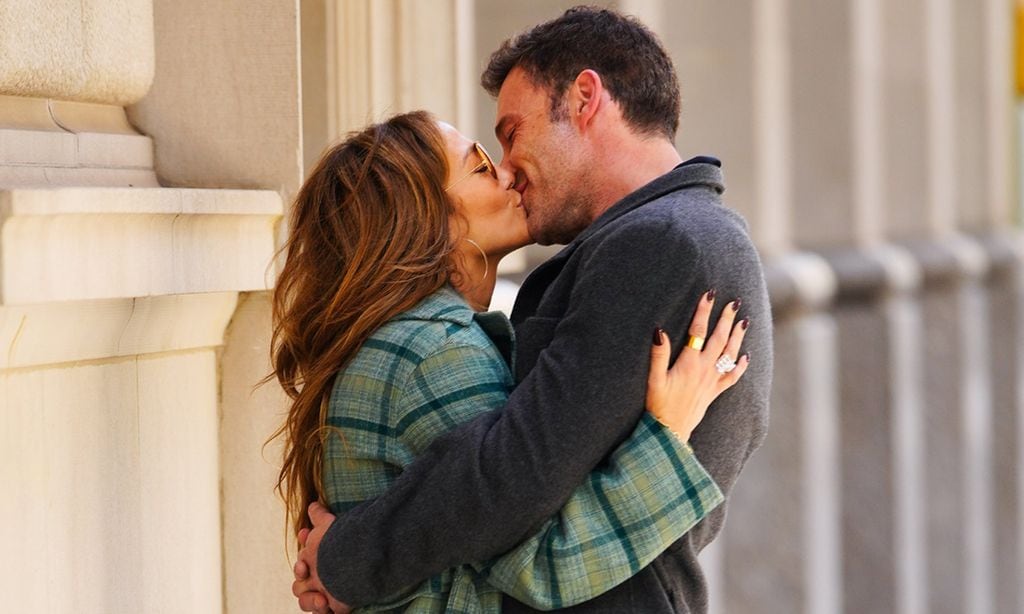 Jennifer Lopez y Ben Affleck, como dos adolescentes en Nueva York entre risas y besos de película