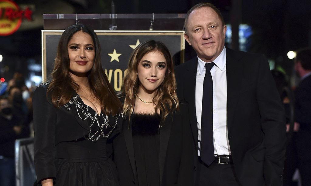 Salma Hayek descubre su estrella en el Paseo de la Fama de Hollywood junto a su familia y rodeada de amigos muy conocidos