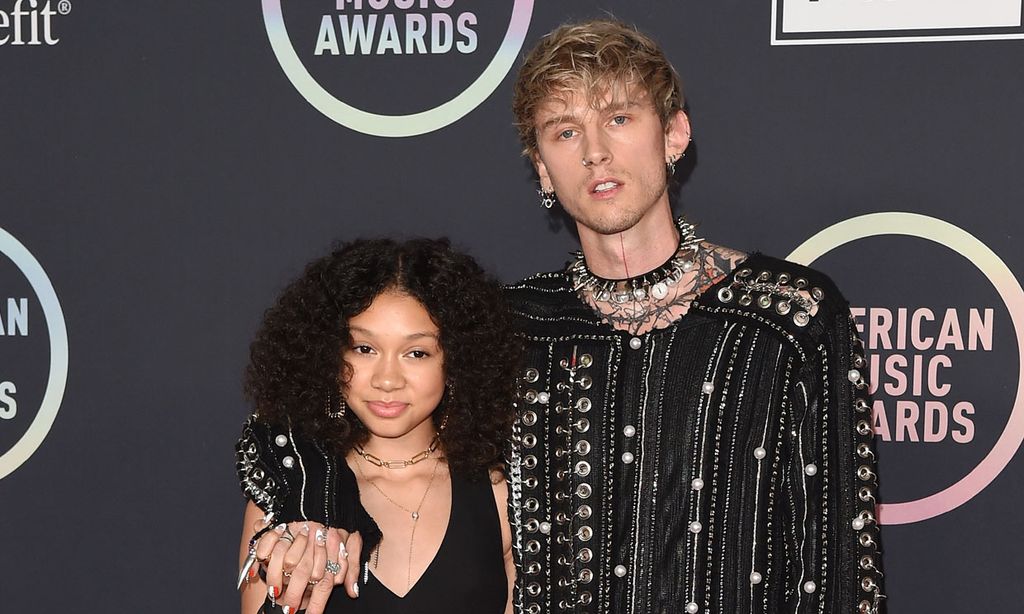 Machine Gun Kelly, prometido de Megan Fox, sorprende posando con su hija de 13 años en la alfombra roja de los AMAs