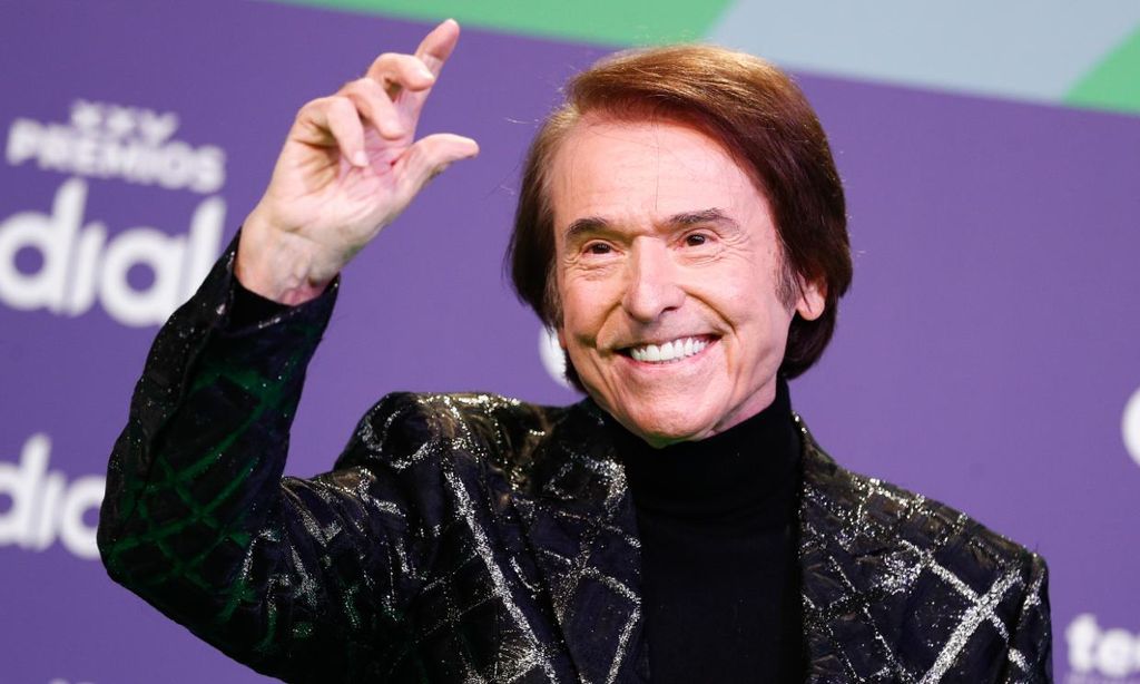 Raphael, agradecido al recoger el premio Dial a toda su carrera de manos de su hijo, Manuel Martos