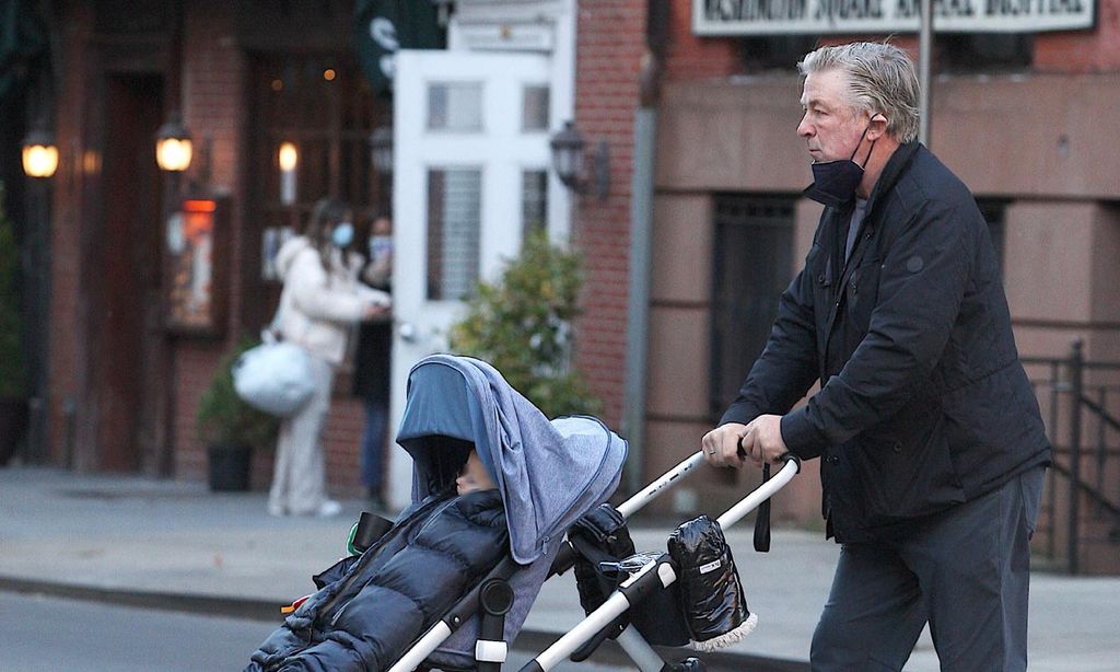 Alec Baldwin afronta las demandas por el accidente mortal en 'Rust' refugiándose en su familia