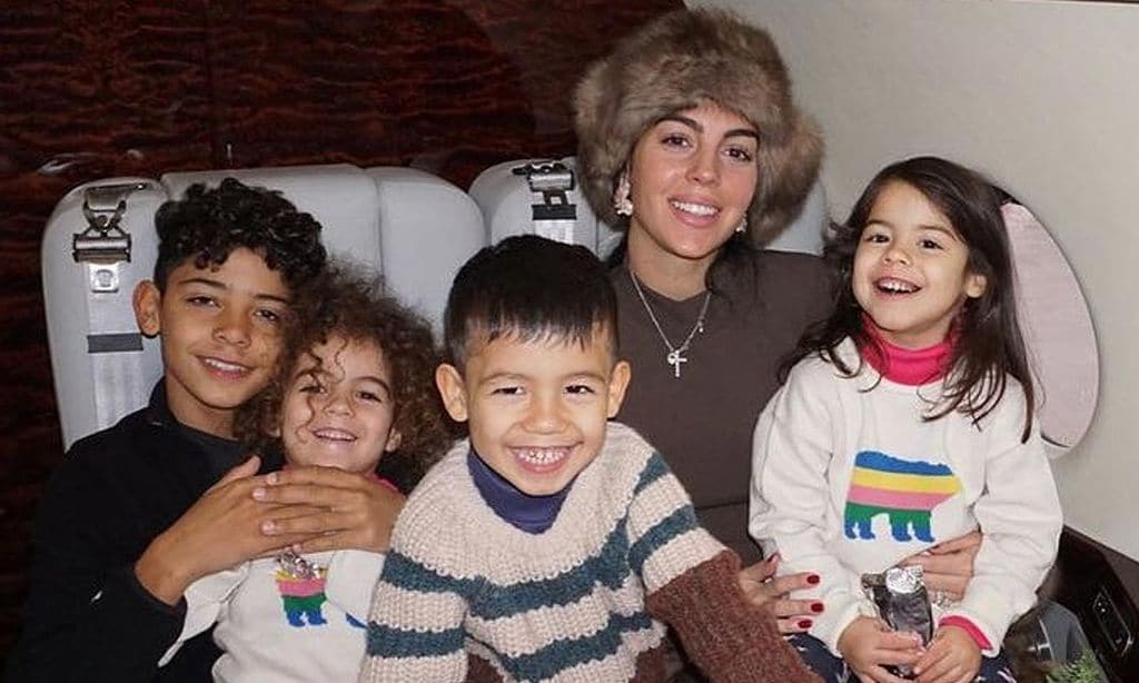 Georgina Rodríguez muestra lo mucho que ha crecido su barriguita premamá en una imagen de 'tres corazones'
