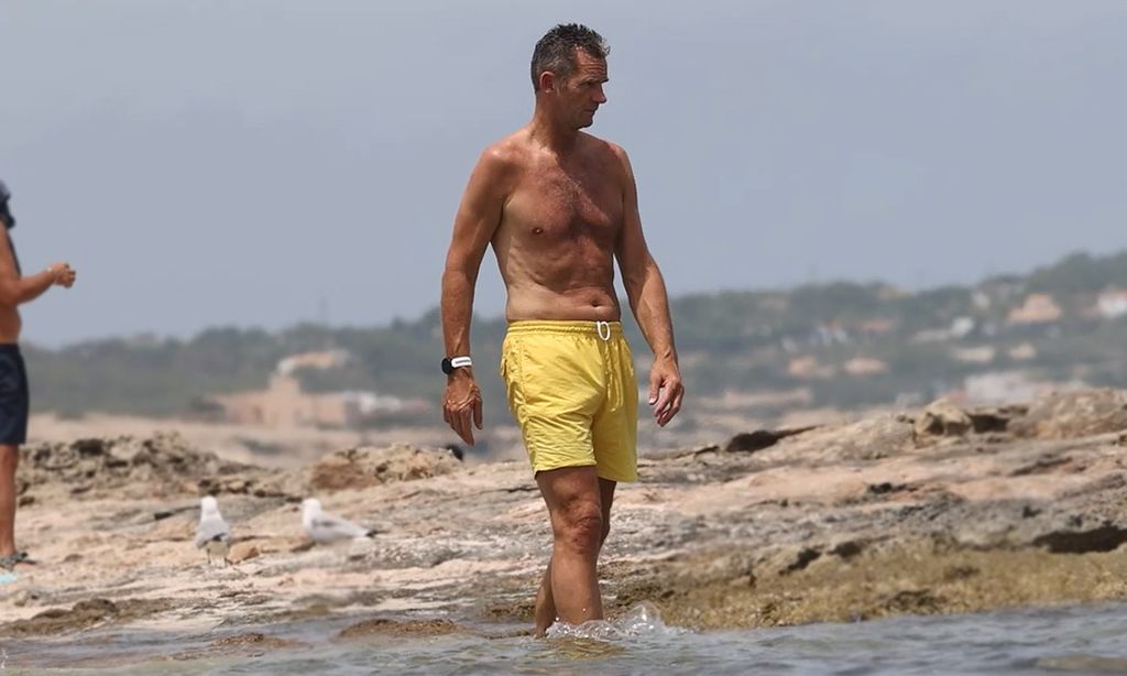 Iñaki Urdangarin disfruta de la playa con sus hijos en su primer verano tras su separación de la infanta Cristina