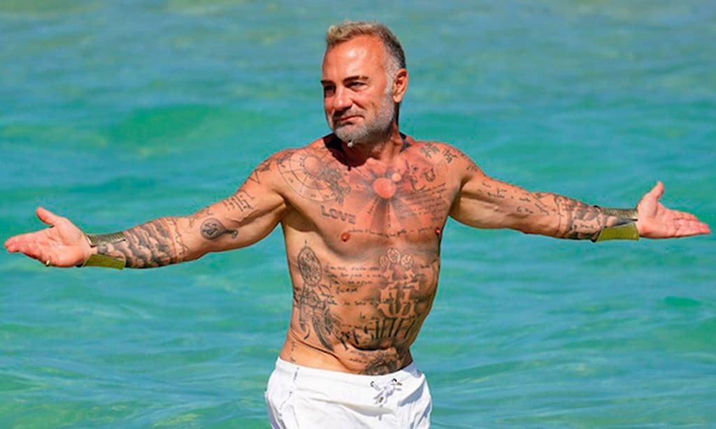 Las espectaculares imágenes de Gianluca Vacchi 'volando' en la tirolina que ha instalado en su mansión de Bolonia