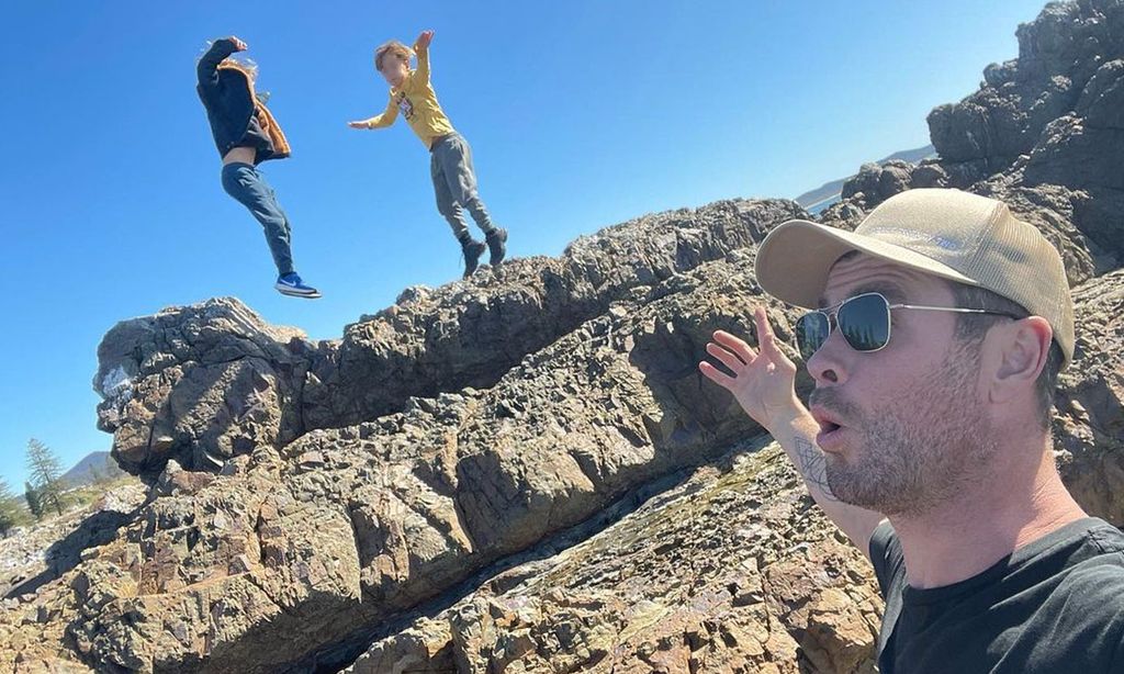 ¿Qué hace Chris Hemsworth con sus hijos mientras Elsa Pataky y la pequeña India se escapan a la hípica?