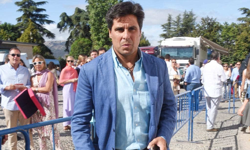 Francisco y Cayetano Rivera, con su pequeño de 5 años, coinciden tras meses distanciados en la plaza de toros de Ronda