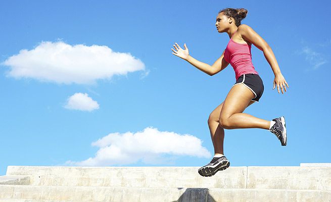 Mujer saltando las escaleras 