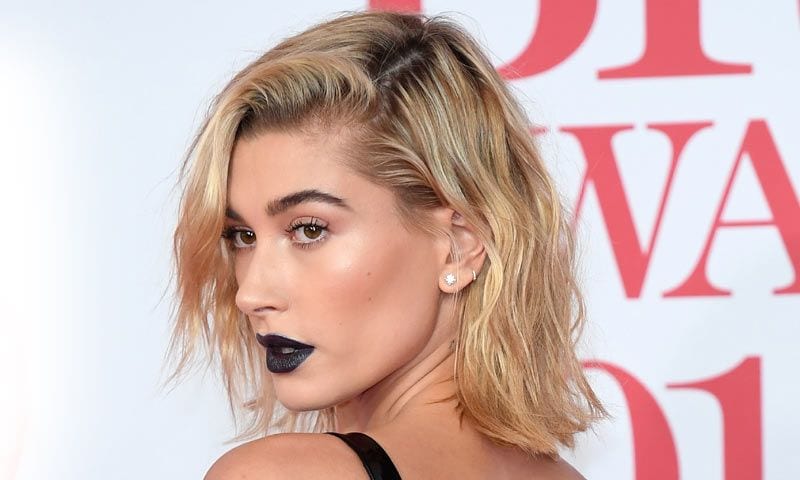 Los 'dark lips' sí favorecen y Hailey Baldwin lo demuestra