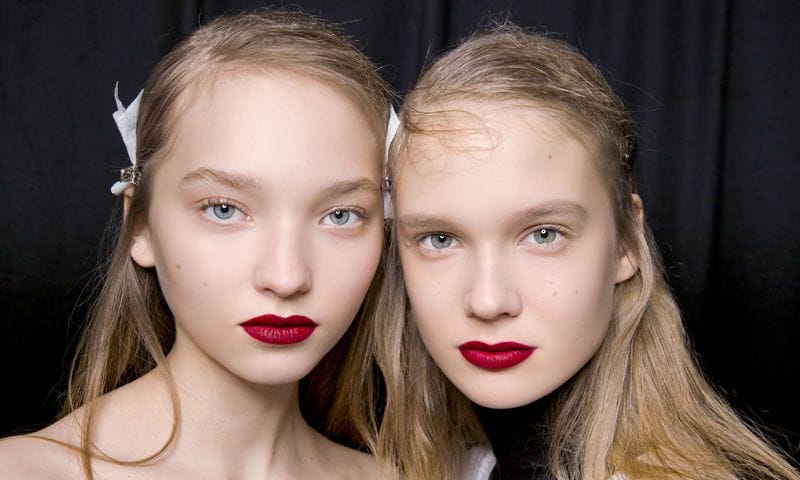 El paso que nunca olvidan los maquilladores cuando pintan los labios de rojo
