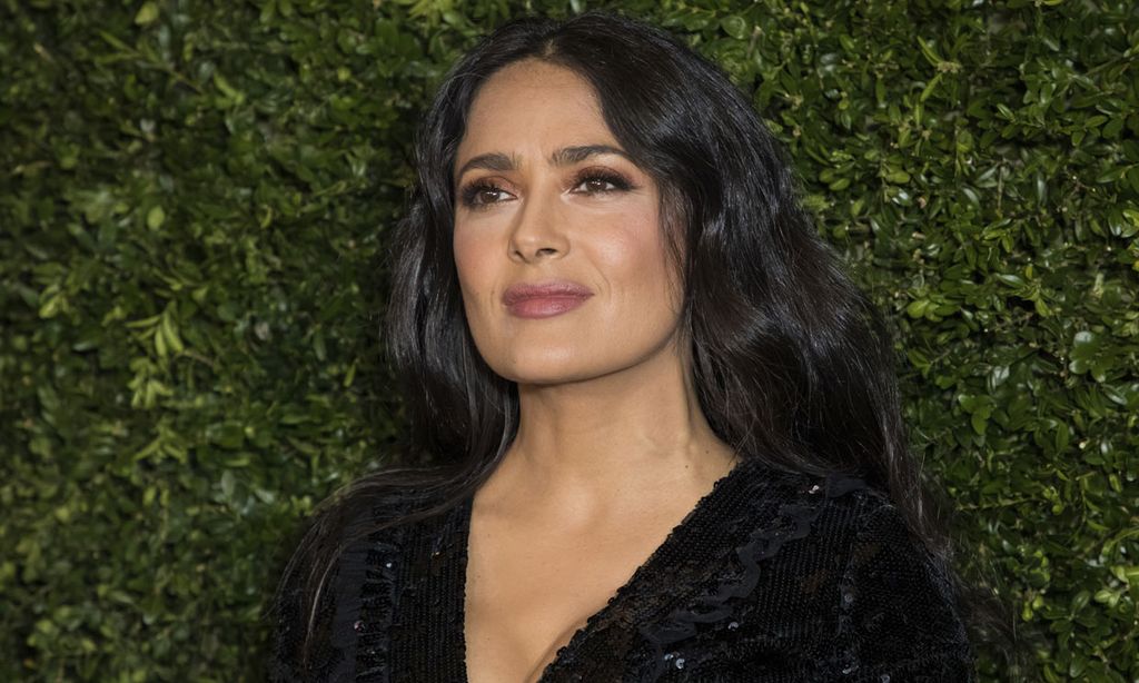Salma Hayek sorprende a sus seguidores con su peculiar forma de celebrar el éxito en redes sociales