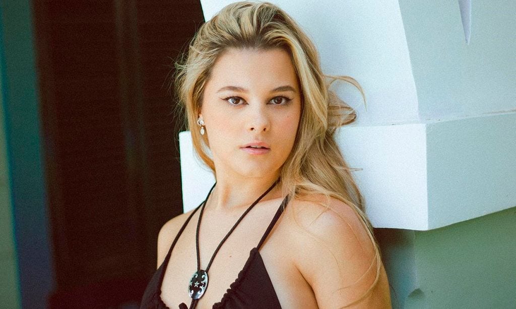 Manuela, la hija de Alejando Sanz, se despide de su supermelena y estrena el corte más versátil