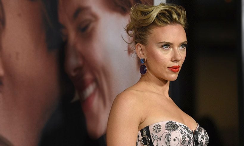 Descubierto el truco con el Scarlett Johansson multiplica el volumen de sus labios rojos