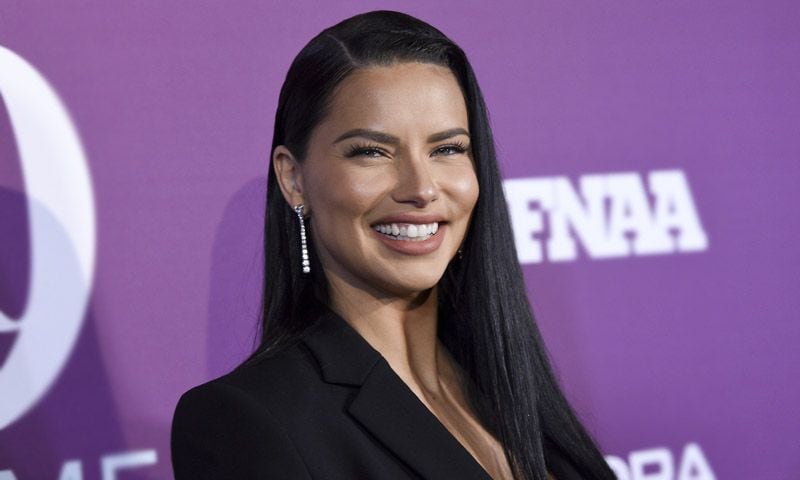 ¿Buscas un maquillaje de fiesta que sea natural? Copia el gesto mágico de Adriana Lima