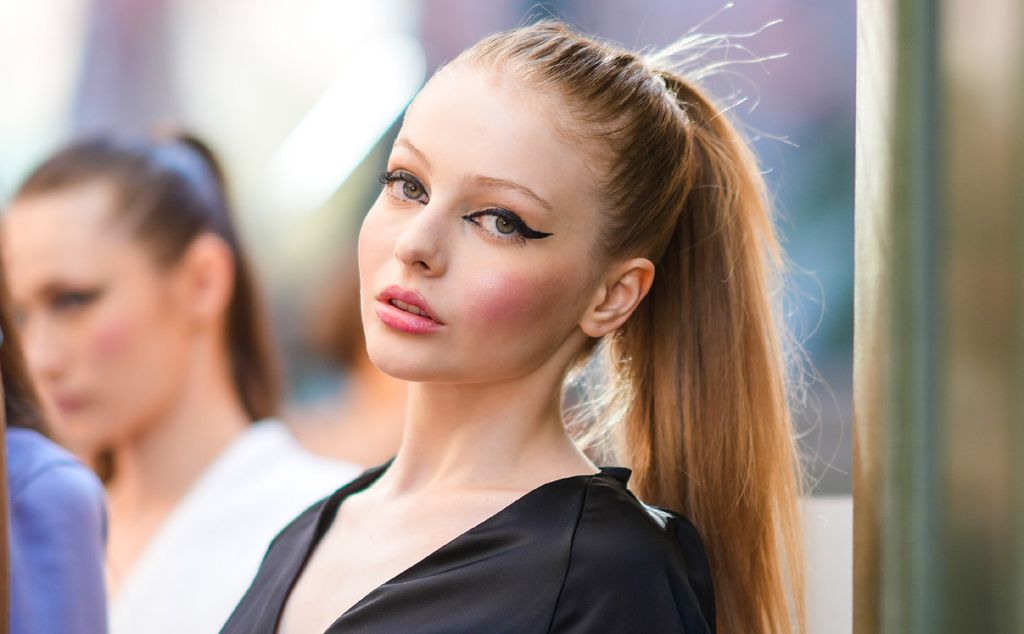 Aprende a hacerte el 'cat eye' perfecto con el truco más viral