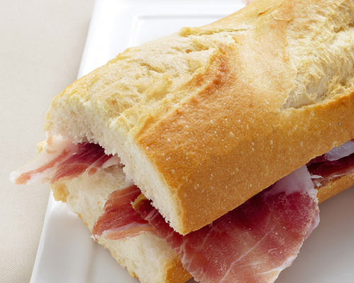 http://www.hola.com/imagenes//cocina/nutricion/2013070265810/bocadillos-calorias/0-241-51/bocadillo_jamon_-z.jpg