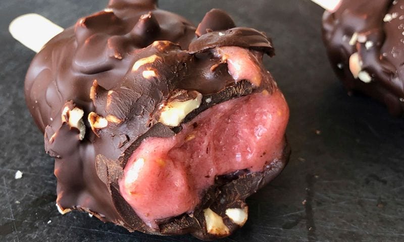 Polos de chocolate, frambuesa y plátano