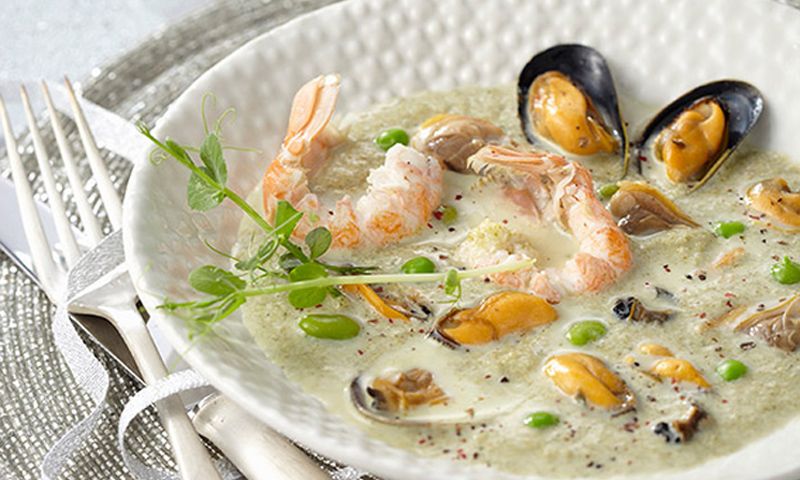 Sopa de mejillones y langostinos con guisantes