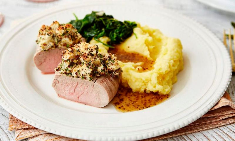 Solomillo de cerdo con corteza de mostaza y puré de patatas con limón