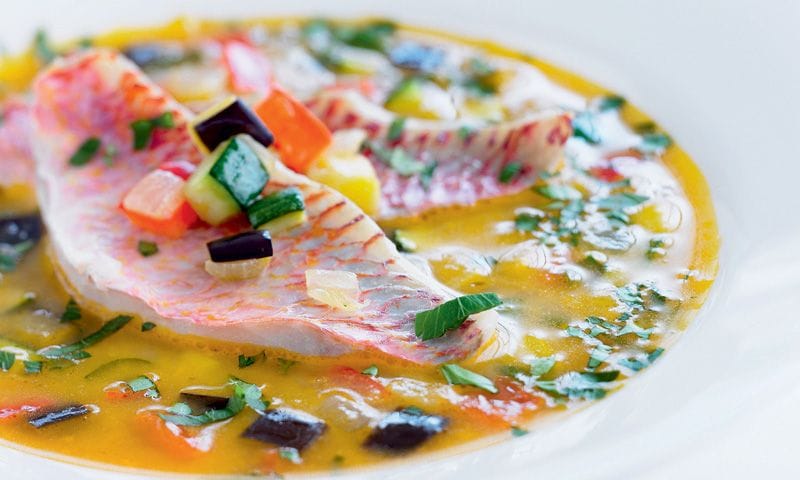 Filetes de salmonete con sopa de pisto