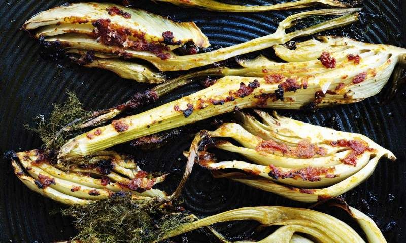 Hinojo asado con pesto rojo
