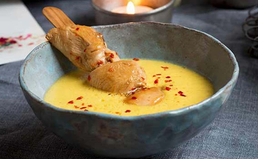 Sopa de mango y coco con brochetas de pollo especiado