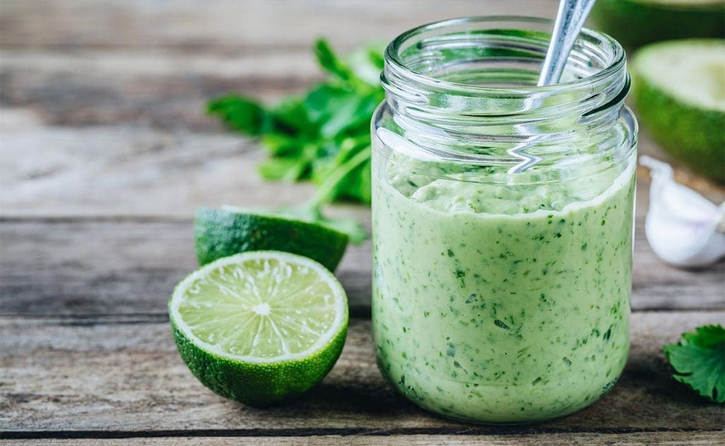 Salsa de aguacate, cilantro, lima y yogur