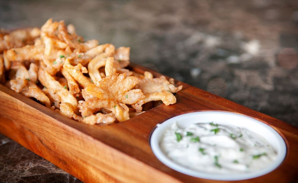 'Dips’ de calamar en tempura con salsa tártara