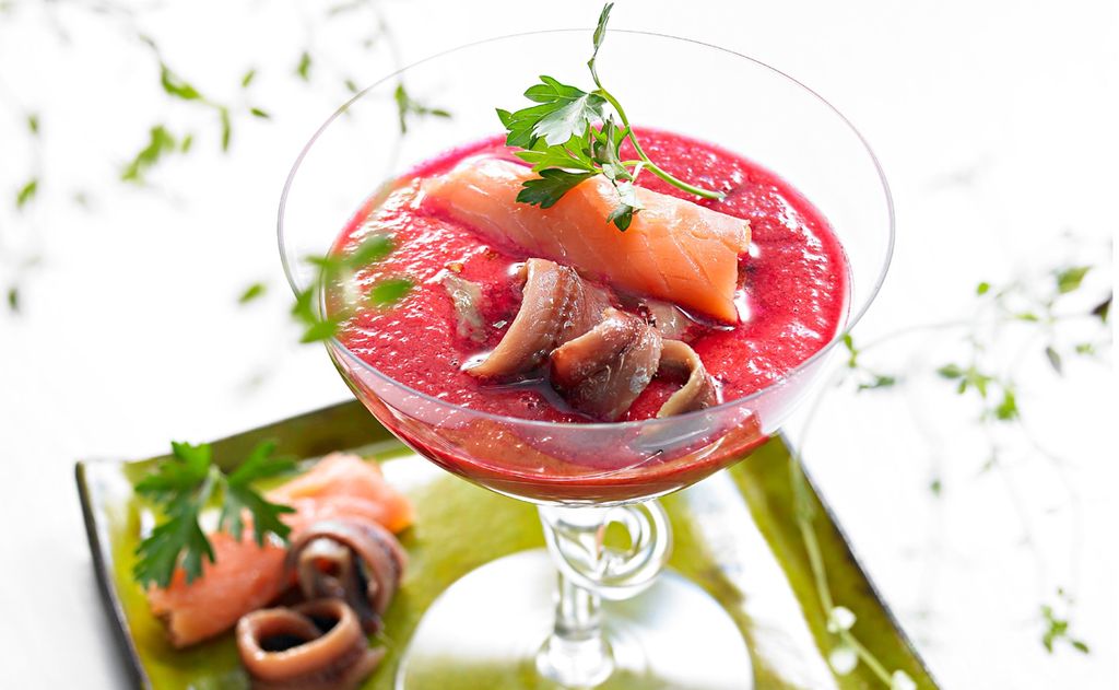 Crema de remolacha con salmón y anchoas