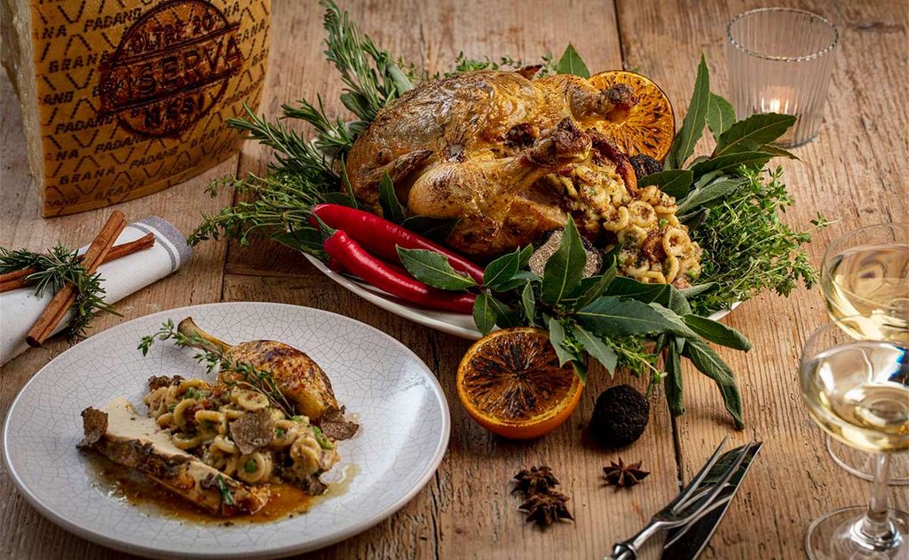 Capón al horno, relleno de pasta, guisantes, Grana Padano, salchicha y trufa