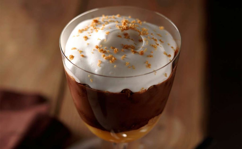 'Triffle' de chocolate con naranja y nata semi montada