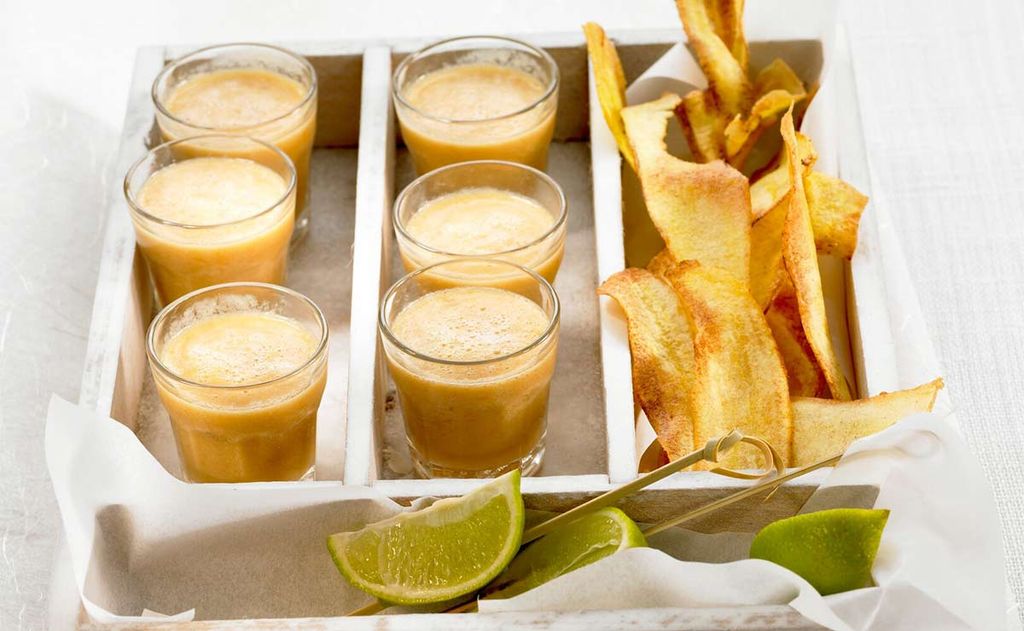 Chupitos de sopa papaya y coco con 'chips' de plátano macho