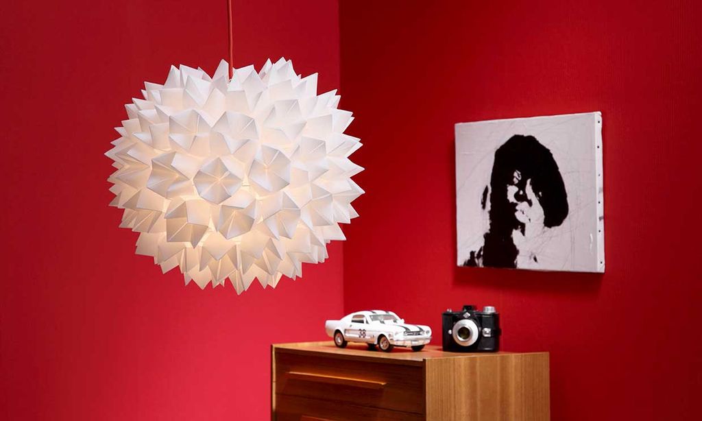 Haz del reciclaje todo un arte con esta original lámpara de papel