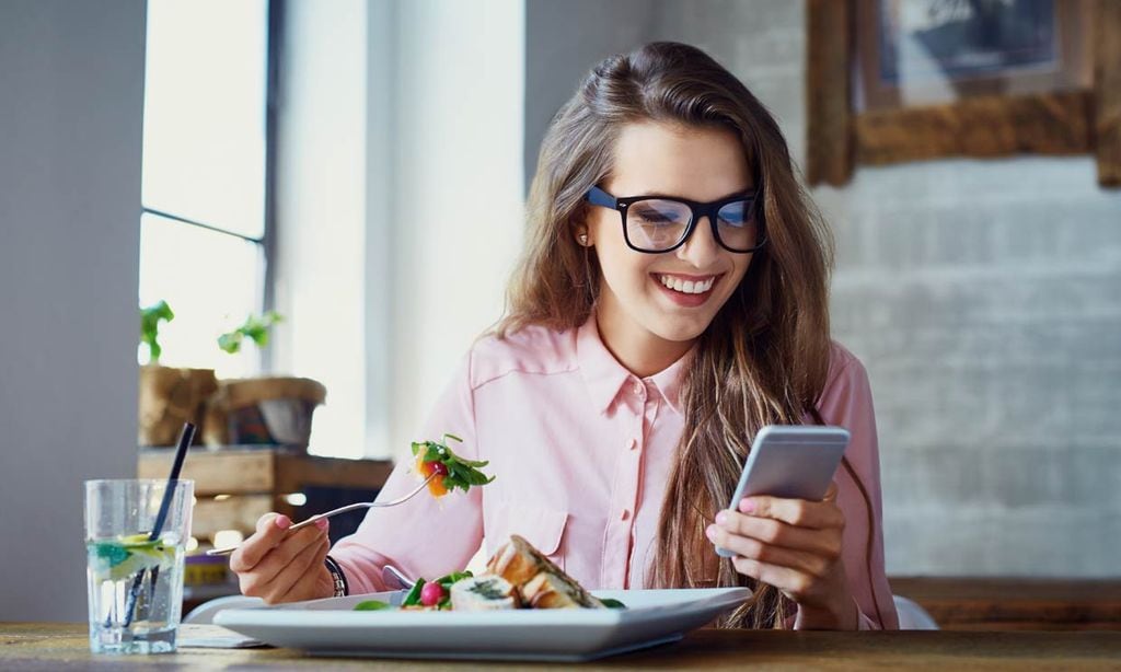 Cuando el móvil se sienta a la mesa: los problemas que puede generarte comer frente a las pantallas