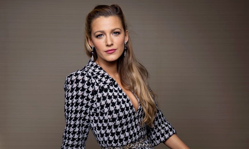 Blake Lively recopila las tendencias del otoño en sus 6 looks de traje