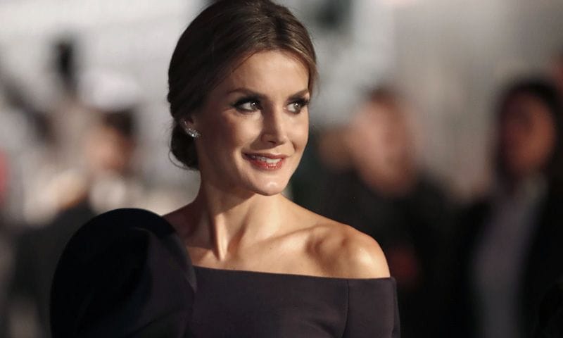 La reina Letizia sigue los pasos de Melania Trump y estrena un vestido de Delpozo