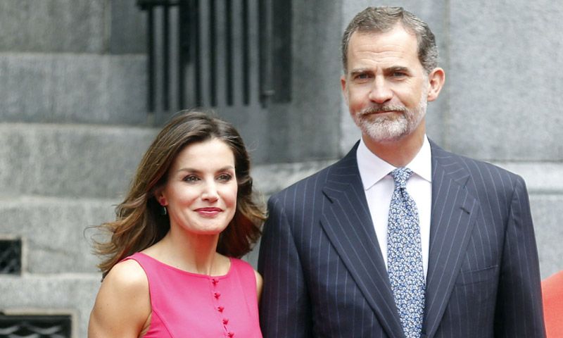 En color rosa y efecto estilizador, el impactante estreno de la Reina en Nueva Orleans