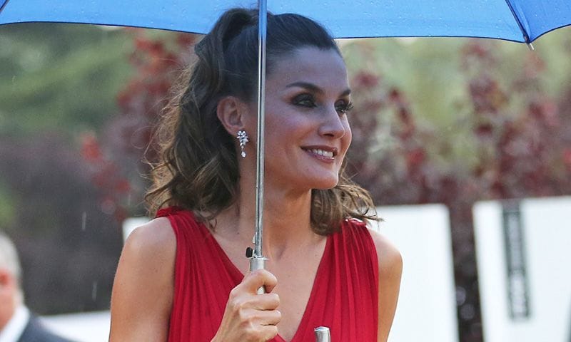 La Reina recicla el vestido rojo con el que siempre estrena peinado
