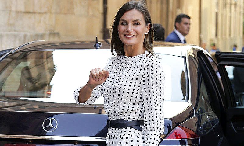 El vestido con el que Doña Letizia luce piernas y estrena nueva temporada