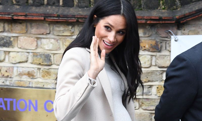 Meghan Markle marca curvas premamá con un vestido de 28 euros