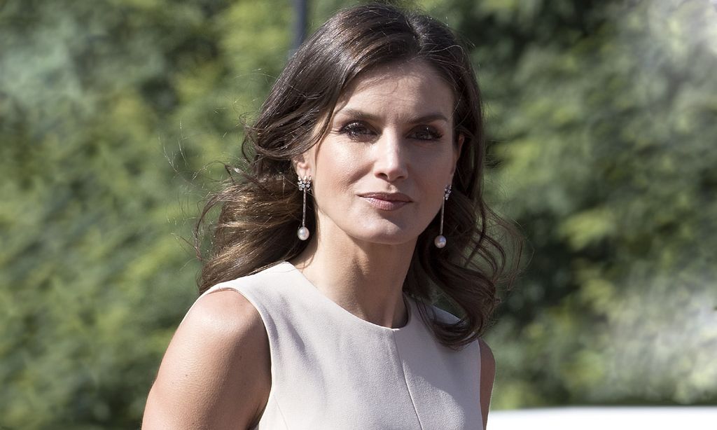 Los exclusivos vestidos con los que la Reina conquista a la crítica internacional