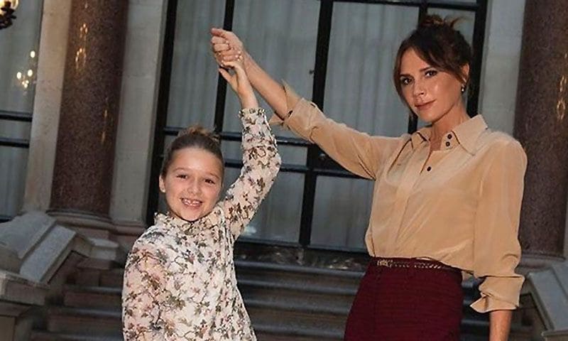 Harper Beckham triunfa en el 'Día de los calcetines locos' con un homenaje a las Spice Girls