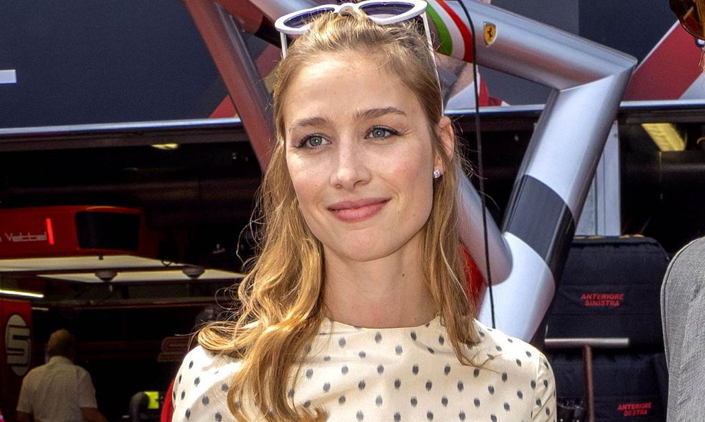 La imagen más casual de Beatrice Borromeo con vaqueros pitillo y camiseta reivindicativa