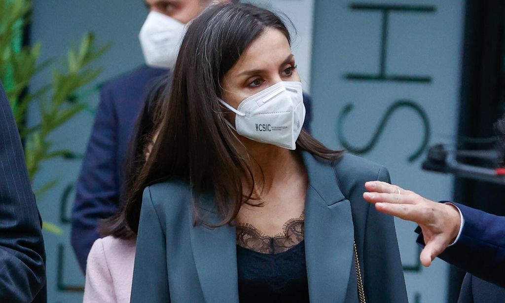 Los trucos de la Reina para rejuvenecer su nuevo traje: 'top' lencero y tacones de aguja
