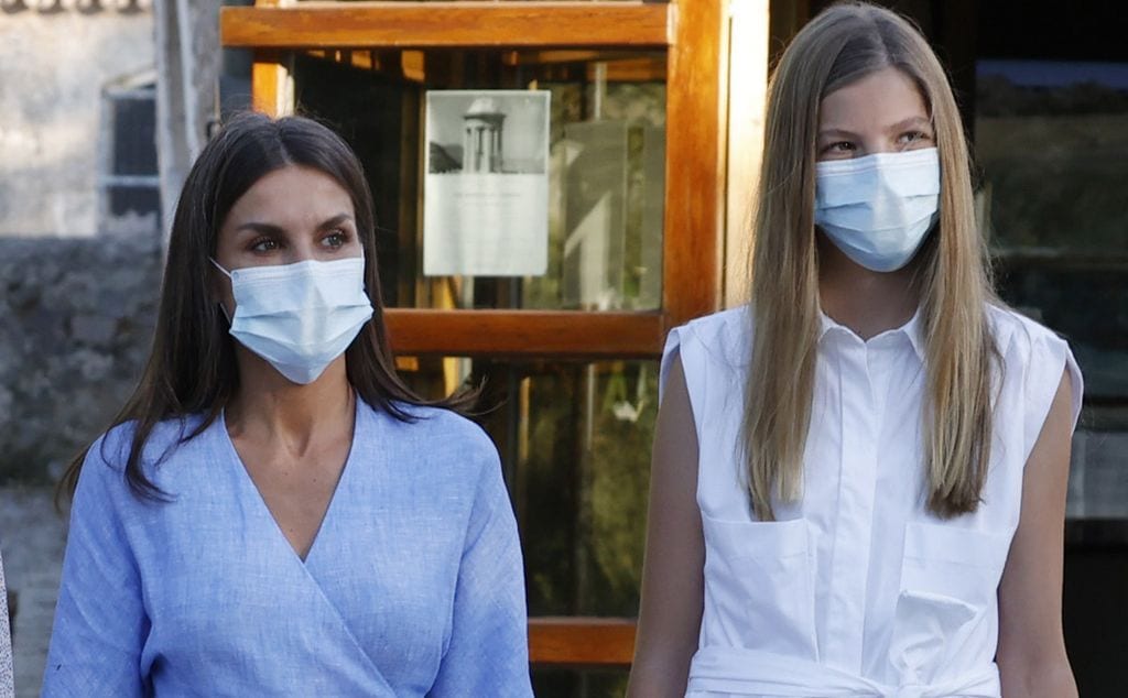 La infanta Sofía recicla su mono camisero con el calzado más cómodo del verano