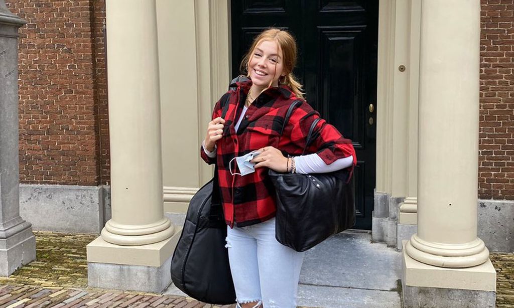 El look roquero de Alexia de Holanda con vaqueros rotos en su primer día