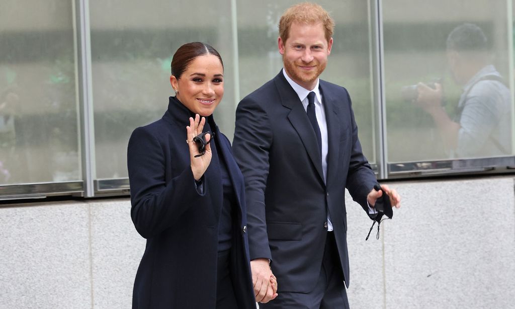 Meghan Markle reaparece en Nueva York con un sobrio look azul marino a juego con Harry